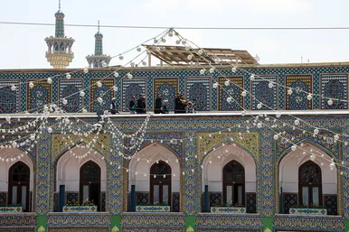 تعویض پرچم گنبد مطهر رضوی به احترام شهادت رئیس جمهور و هیات همراه