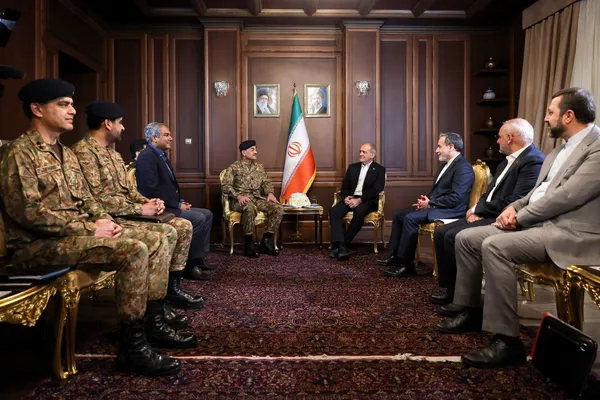 رئیس جمهور با فرمانده ارتش پاکستان دیدار کرد + عکس (۲۷ فروردین ۱۴۰۵)