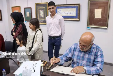 گزارش تصویری | رویداد هم‌نویسی «حصن حصین» با حضور استادان خوشنویسی مشهد در نگارخانه رضوان