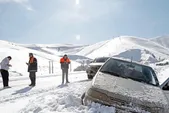 امدادرسانی به خودرو‌های گرفتار در برف و کولاک خراسان رضوی ادامه دارد (۲۱ بهمن ۱۴۰۳)