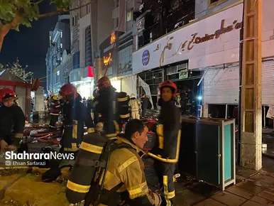 گزارش تصویری| مهار آتش‌سوزی پاساژ لوازم آرایشی در خیابان ۱۷شهریور مشهد (۲۴ تیر ۱۴۰۴)