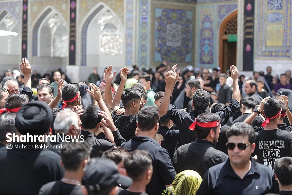 همزمان با روز تاسوعای حسینی، حرم مطهر رضوی میزبان خیل دلدادگان علمدار کربلا شد