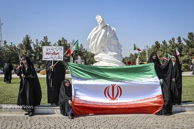 گزارش تصویری | تشکیل بزرگترین زنجیره انسانی جان فدا توسط مردم و دانشجویان مشهدی در دانشگاه فردوسی