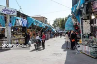 بازارها، هنوز هم گرم و جاندار بر گرداگرد حرم مطهر امام رضا (ع) حلقه زده‌اند | آن تکثر پر آب‌‎ورنگ شلوغ