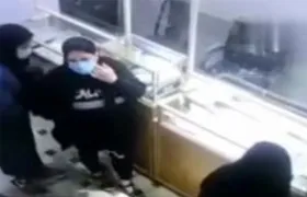 لحظه سرقت ۳ دختر از طلافروشی در مشهد + فیلم