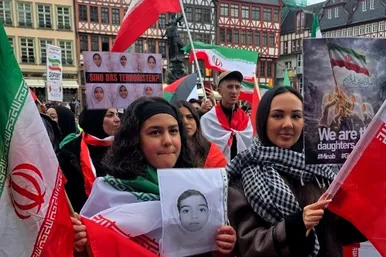 گزارش تصویری | افغانستانی‌ها و ایرانی‌ها زیر یک پرچم در سنگر خیابان‌های فرانکفورت