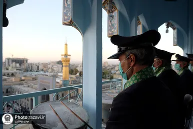 تعویض پرچم گنبد و پوش ضریح مطهر حرم رضوی همزمان با سوم ربیع الاول