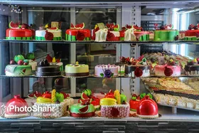 تقاضا در بازار شیرینی مشهد به نصف رسید