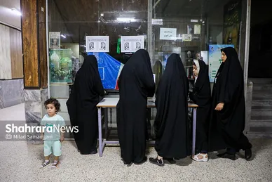 عکس‌هایی از دور دوم انتخابات ریاست جمهوری در مشهد (۵)