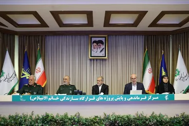 عکس‌هایی از حضور رئیس‌جمهور در قرارگاه سازندگی خاتم‌الانبیا(ص)