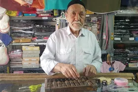 درباره خرازی قدیمی محله گاز ۵۰ سال است به شیوه سنتی مشتری&zwnj;ها را راه می&zwnj;اندازد