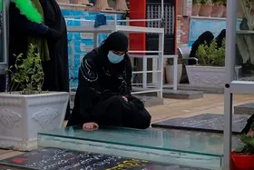 زیارت پدر در کرمان | حضور فرزندان بر مزار حاج قاسم سلیمانی + تصاویر