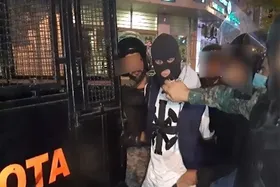 ویدئو | حمل سلاح دست&zwnj;ساز کُشنده و بنزین توسط اغتشاشگران در مشهد