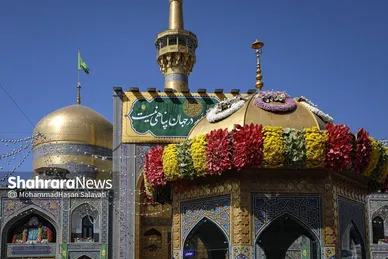 گزارش تصویری | تعویض پرچم گنبد حرم مطهر رضوی به مناسبت میلاد امام رضا(ع)