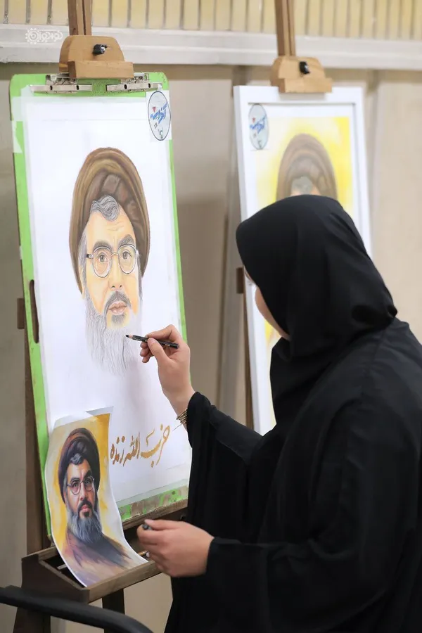 عکس| بازدید رهبر معظم انقلاب از نمایشگاه آثار هنرمندان نوجوان در حاشیه با دانش‌آموزان و دانشجویان