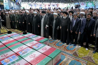 عکس‌هایی از اقامه نماز رهبر انقلاب بر پیکر رئیس‌جمهور شهید و همراهان گرامی ایشان