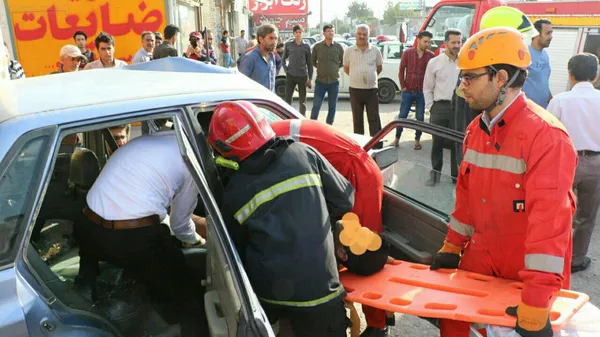امدادرسانی آتش‌نشانان به مصدومان سانحه رانندگی در خین عرب مشهد