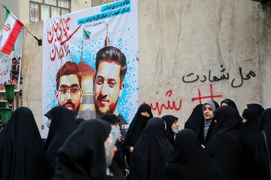حضور مردم در محل شهادت دو دانشجوی بسیجی در خیابان حر عاملی