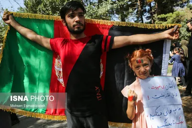 تجمع افغانستانی‌های مقیم تهران و مشهد در مقابل کنسولگری پاکستان