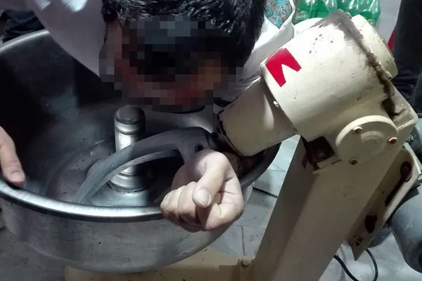 رهاسازی دست کارگر گرفتار در دستگاه خمیرگیر