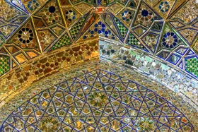 نگاهی به کاربرد تمثیلی آینه&zwnj;ها در بناهای اسلیمی