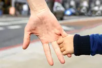 ۱۷۴۰ کودک در خراسان رضوی منتظر «خانواده میزبان» | چطور در طرح خانواده میزبان، سرپرستی کودکان را برعهده بگیریم؟