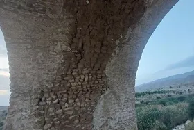 آسیب مرمت&zwnj;های غیرحرفه&zwnj;ای به پل ساسانی