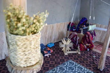 تصاویری زیبا از ابریشم‌بافی زنان در «جَرگَلان» خراسان شمالی