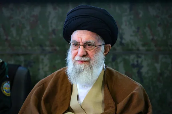مقام معظم رهبری: هرجا جوانان ما با عزم و ایمان وارد شدند، کار‌های بزرگی انجام داده‌اند + فیلم و عکس