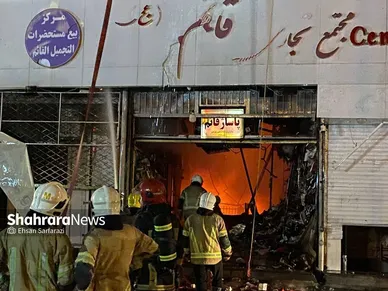 گزارش تصویری| مهار آتش‌سوزی پاساژ لوازم آرایشی در خیابان ۱۷شهریور مشهد (۲۴ تیر ۱۴۰۴)