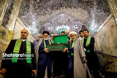 مراسم تعویض پرچم گنبد و پوش ضریح حرم مطهر ثامن الحجج (ع)