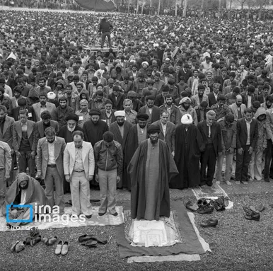 گزارش تصویری | رهبر انقلاب در دوران تصدی شورای عالی دفاع ملی (۱۳۶۰ - ۱۳۵۸)