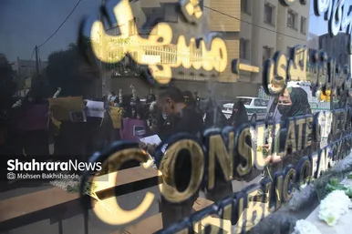 تجمع دانش‌آموزان مشهدی مقابل کنسولگری افغانستان در مشهد
