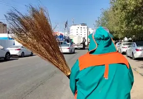 ویدئو| پاکبان مشهدی کوچه پس کوچه&zwnj;های نجف اشرف را با روضه خوانی رُفت و روب می&zwnj;کند