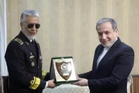 نشان ارتش جمهوری اسلامی ایران به وزیر امور خارجه اهدا شد