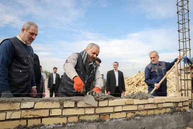 گزارش تصویری | بنایی مسعود پزشکیان رئیس جمهوری در «نهضت ملی خشت گذاری»