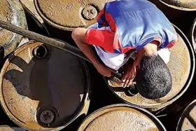 سوخت&zwnj;بری تلخ نوجوانان در سیستان و بلوچستان | نرخی بین ۲۰ تا ۳۰۰ هزار تومان