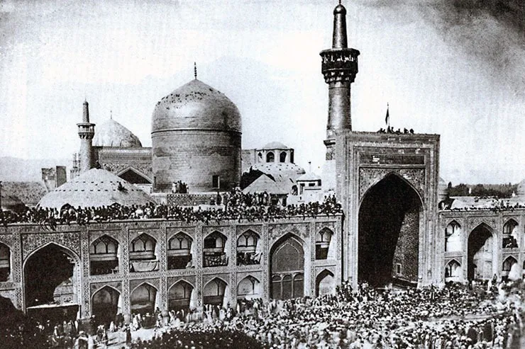 درباره نخستین عکس از عزاداری مردم در حرم مطهر رضوی در عاشورای ۱۳۲ سال پیش