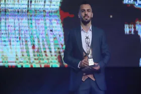 مرد سال فوتسال آسیا جایزه خود را به محضر امام زمان(عج) تقدیم کرد