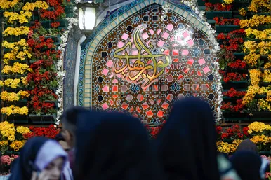 گل آرایی حرم امام رضا(ع) در دهه کرامت
