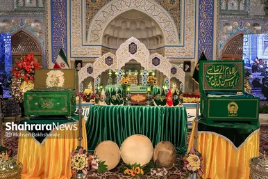 تعویض پرچم گنبد و پوش ضریح امام رضا(ع)