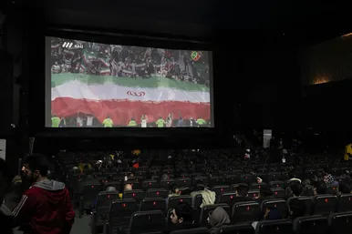 تماشای فوتبال ایران و قطر در سینماهای مشهد