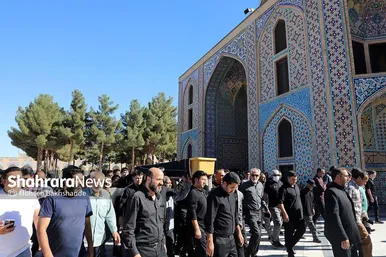 عکس‌هایی از تشییع پیکر پدر خداداد عزیزی در مشهد