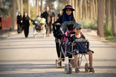 زائران پیاده در مسیر کربلا