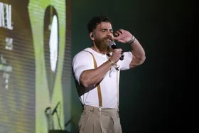 معین زد، خواننده: نام وطن هميشه وطن خواهد ماند + عکس