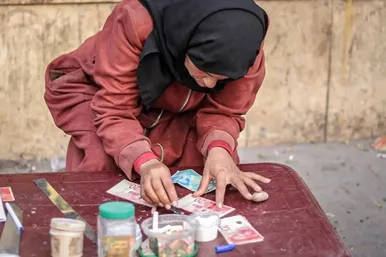 گزارش تصویری | زن فلسطینی با ترمیم اسکناس‌های پاره امرار معاش می‌کند