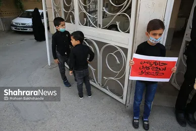 تجمع دانش‌آموزان مشهدی مقابل کنسولگری افغانستان در مشهد