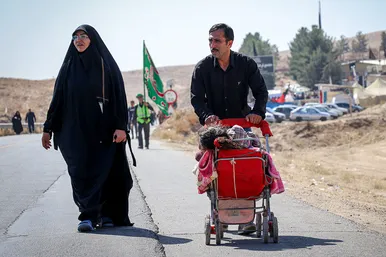 زائران پیاده در مسیر حرم مطهر رضوی