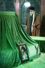 حضور رهبر انقلاب در مرقد بنیان‌گذار انقلاب اسلامی در آستانه ۱۲بهمن + عکس