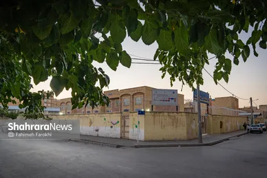 ماکان نصیری تنها شهیدی از دانش آموزان مدرسه شجره طیبه میناب است که هیچ اثری تا کنون از او پیدا نشده است،جز یک پلیور آبی و لنگه کفش کُرمی نقش او را همه ما درصحنه ایران بازی خواهیم کرد

